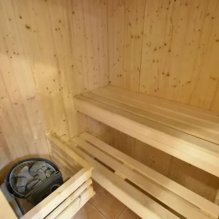 With 1 Bedroom 지로우